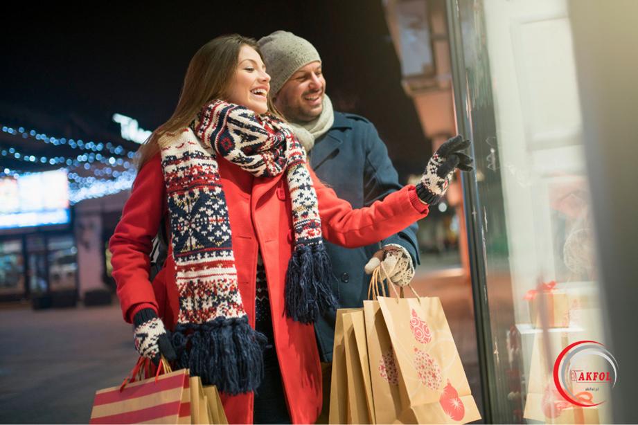 „Papier ozdobny świąteczny w rolkach – eleganckie opakowania prezentowe do pakowania paczek pod choinkę.”
„Zestaw pudełek prezentowych z motywem świątecznym – opakowania na prezenty w sklepie online.”
„Czerwony papier do pakowania prezentów z brokatem – wysokiej jakości opakowania świąteczne.”
„Ekologiczne pudełko kraftowe z jutowym sznurkiem – naturalne opakowanie prezentu na Święta Bożego Narodzenia.”
„Zbliżenie na ręce pakujące prezent w papier ozdobny – akcesoria do pakowania paczek świątecznych.”
„Zestaw wstążek i kokard świątecznych – dodatki do dekorowania prezentów bożonarodzeniowych.”
„Torebki papierowe z nadrukiem świątecznym – praktyczne opakowania na prezenty.”
„Gotowe pudełka prezentowe z wieczkiem i wstążką – eleganckie rozwiązanie do pakowania upominków.”
„Zestaw ozdób i etykiet na prezenty – dekoracyjne dodatki do paczek świątecznych.”
„Papier prezentowy z motywem reniferów i choinek – modne opakowanie na Święta 2025.”
„Zestaw materiałów do pakowania paczek – papier, tasiemki, pudełka i etykiety świąteczne.”
„Małe pudełko prezentowe z kokardką – eleganckie opakowanie dla biżuterii lub drobnych upominków.”
„Tekturowe pudełko prezentowe z okienkiem – ekologiczna alternatywa dla tradycyjnych opakowań.”
„Warsztat pakowania prezentów – produkty i akcesoria dostępne w sklepie z opakowaniami świątecznymi.”
„Różnorodne opakowania świąteczne na półkach sklepu – papier, pudełka, torebki i ozdoby do pakowania prezentów.”